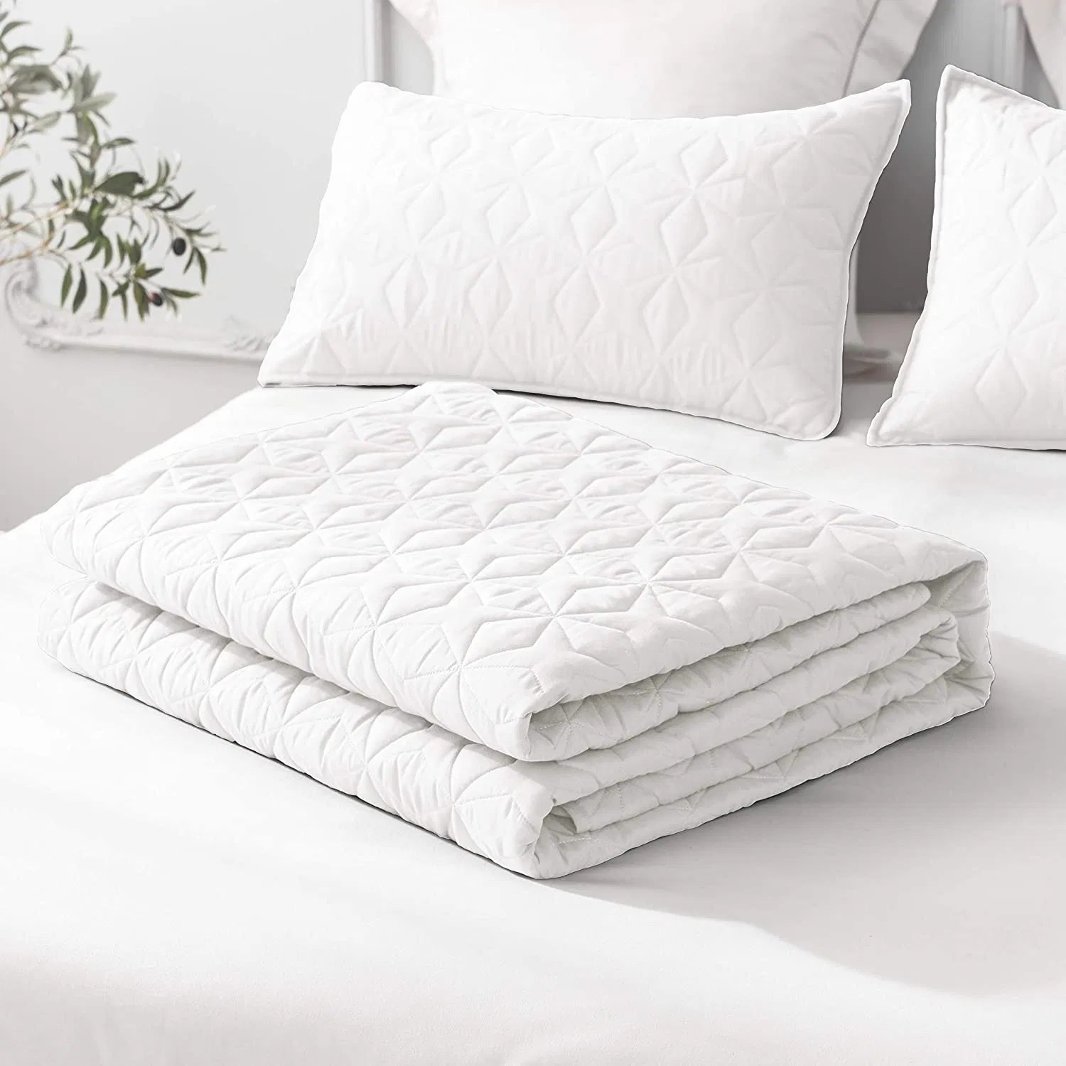 Hotel Soft Microfiber Lightweight Bedspread Coverlet Bed Cover (Star Pattern) for All Seasons White 3 Pieces (Includes 1 Quilt 2 Shams)