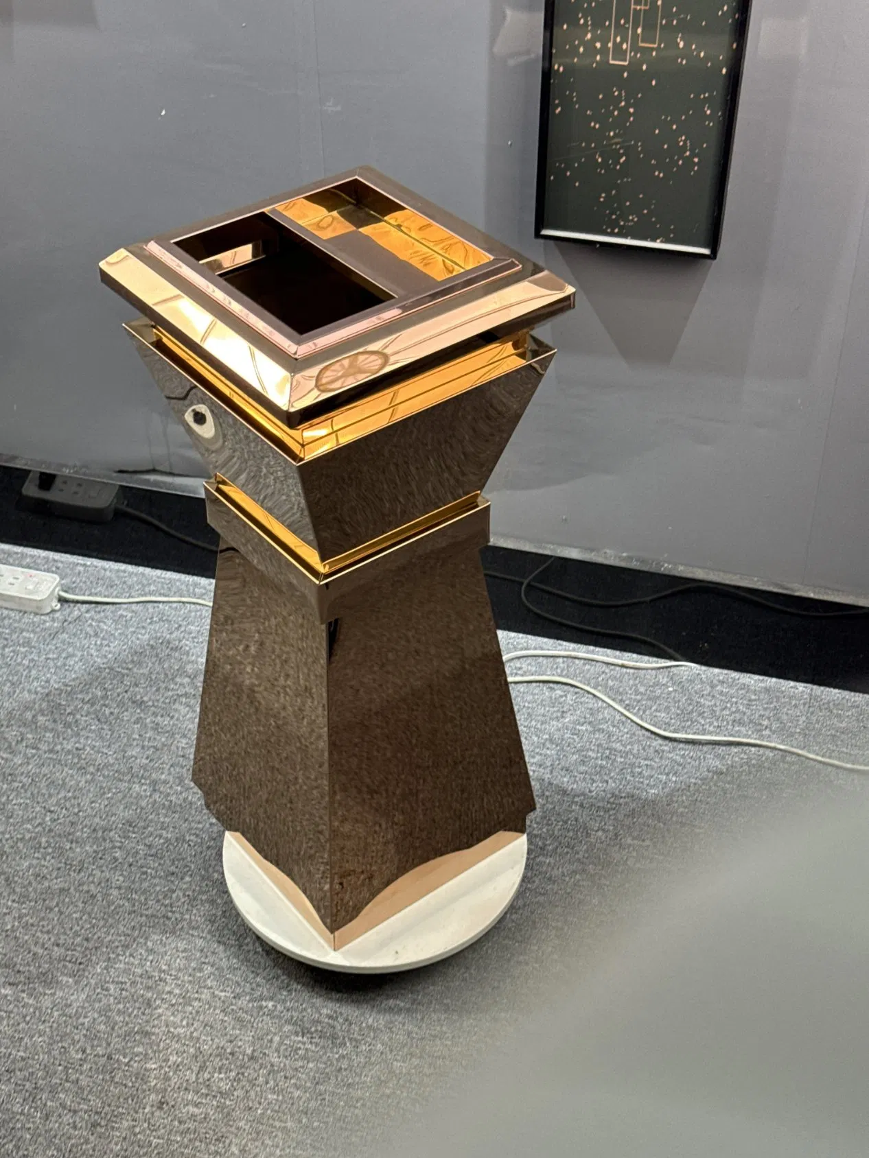 Металлическая урна для улицы и помещений