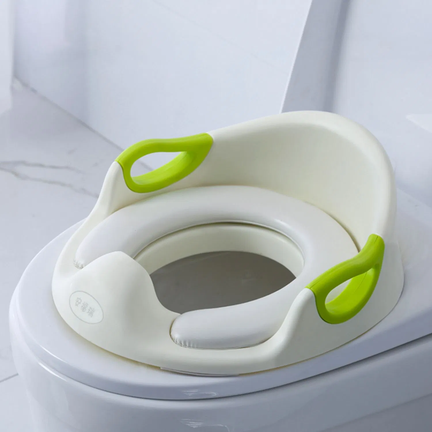 2020 New Design Plastic Potty Training Seat with Handles for Baby