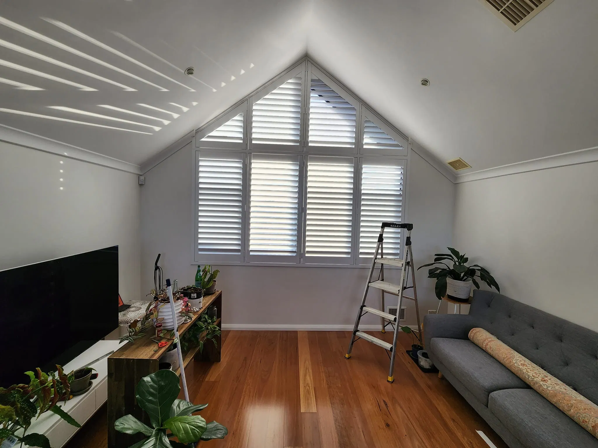 Special Shape Louvered Windows Round Traditional Tilt Rod Window Shutter