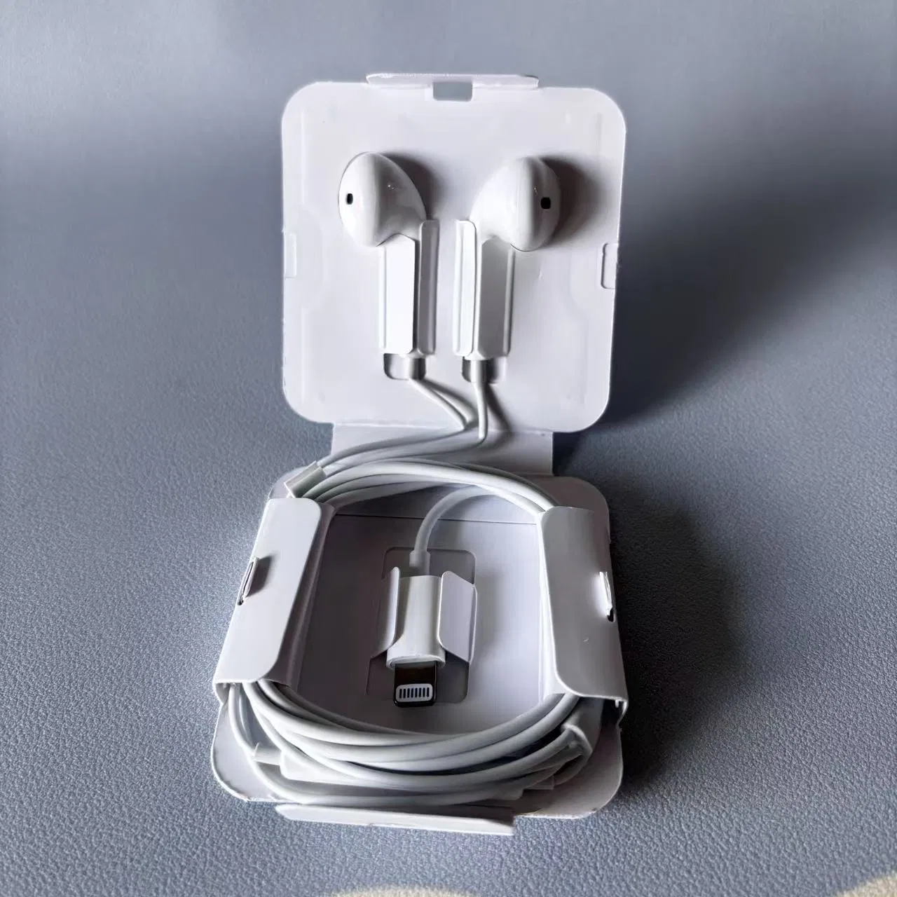 Оригинальные проводные наушники-вкладыши с регулируемыми амбушюрами