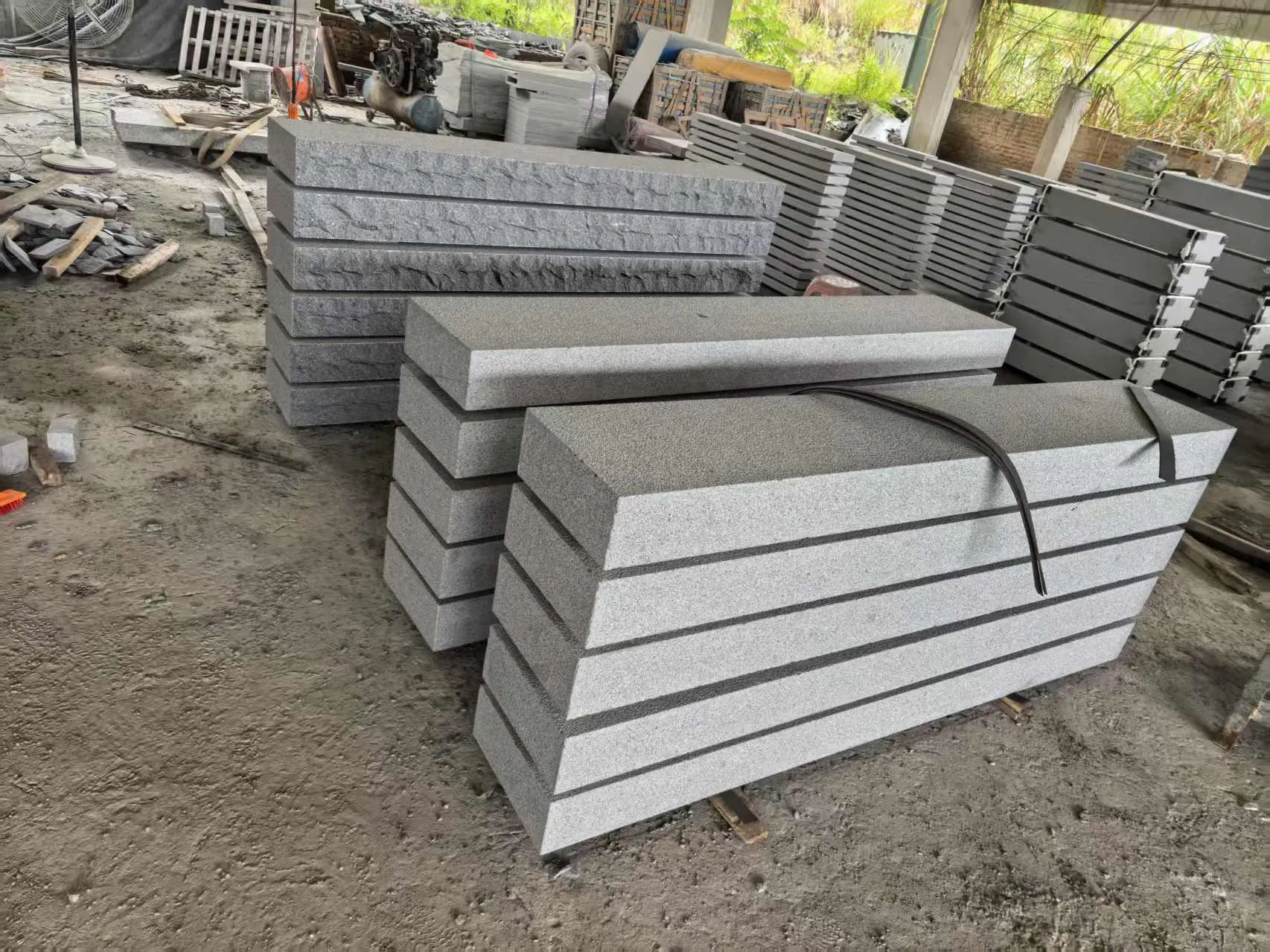 Wholesale Natural Stone Polished/Honed/Bush Hammared G654 Granite for Tiles/Slabs/Paver