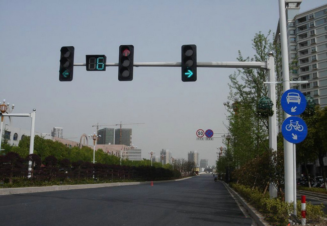Galvanized Conical 8m Solar LED Street Lighting/Light Lamp Pillar/Post