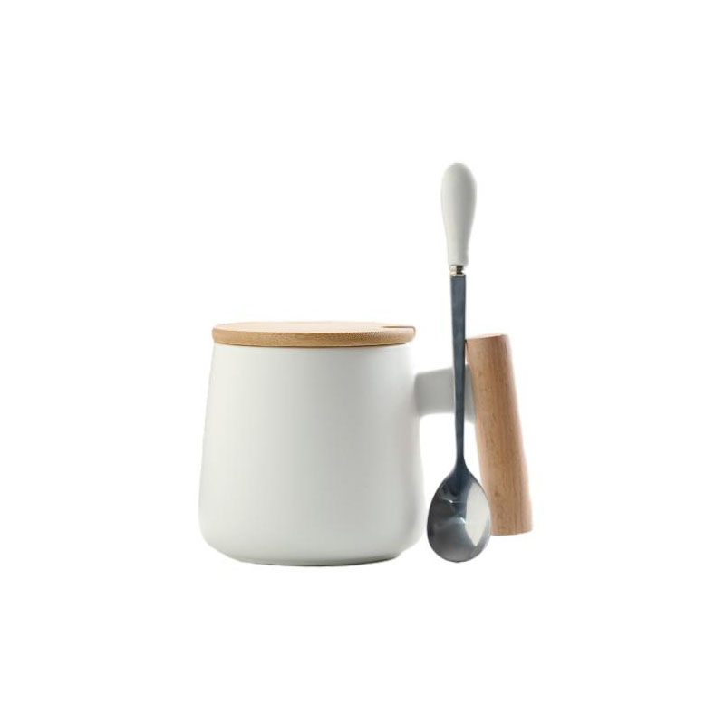 Фарфоровая чашка с бамбуковой крышкой и ложкой