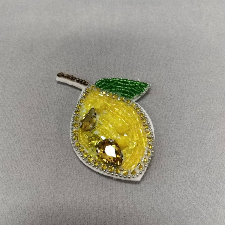 Нашивки вышитые бисером и синелью для сумок одежды