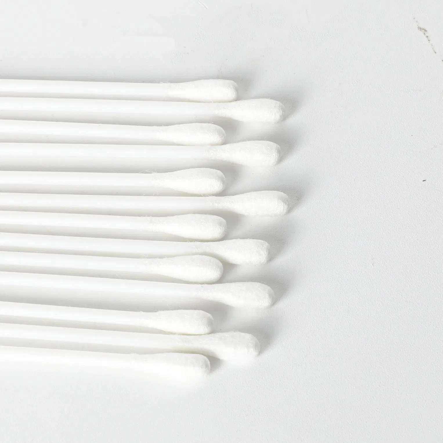 Eco Friendly Hot Selling OEM 100PCS Cotton Swab Plastic Stick Cotton Buds with PE Zip Bag