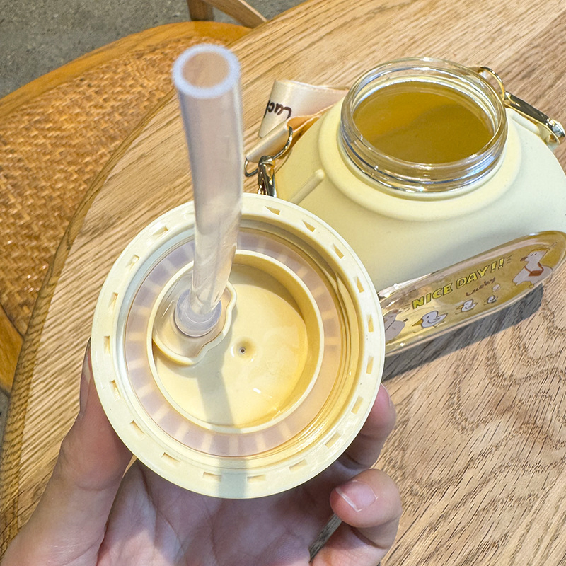 Sport Sippy Cup with Oblique Span Shell Cover