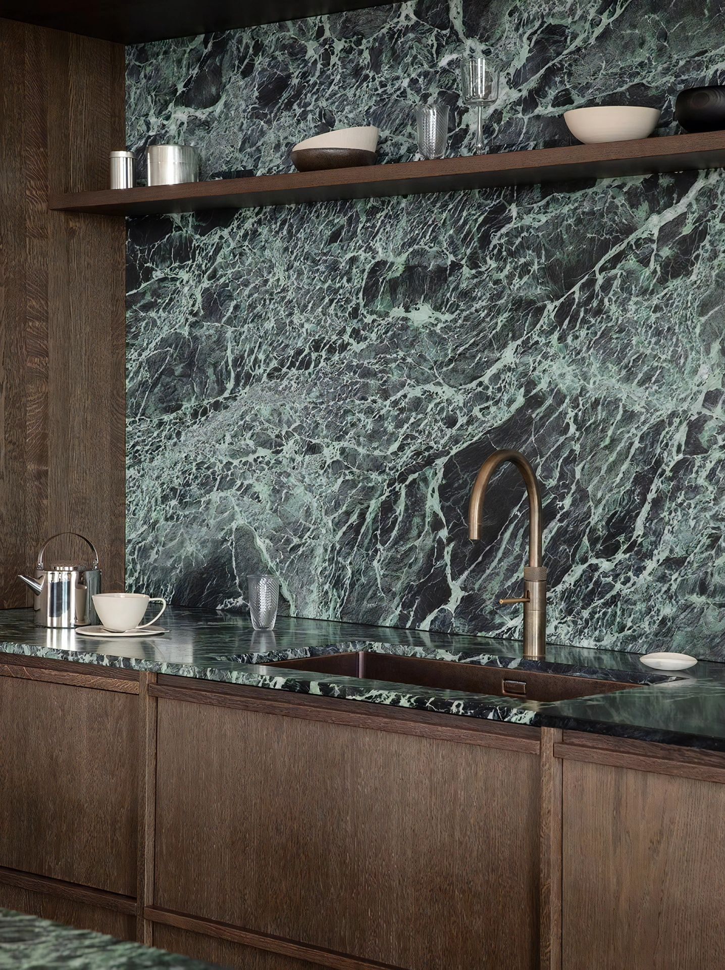 Барная стойка домашняя деревянная со шкафами и стульями