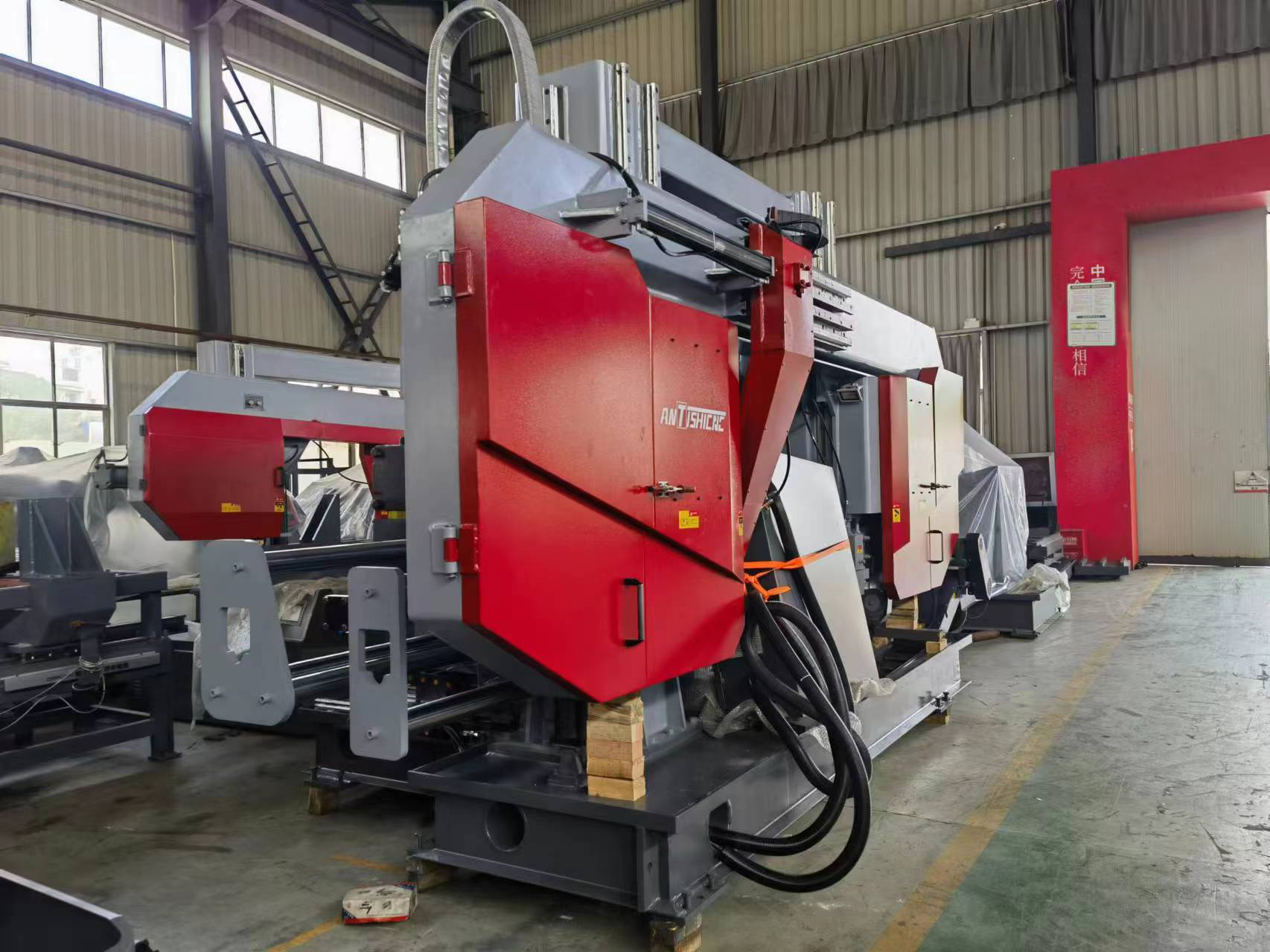 Ленточная пила по металлу полуавтоматическая CH-650