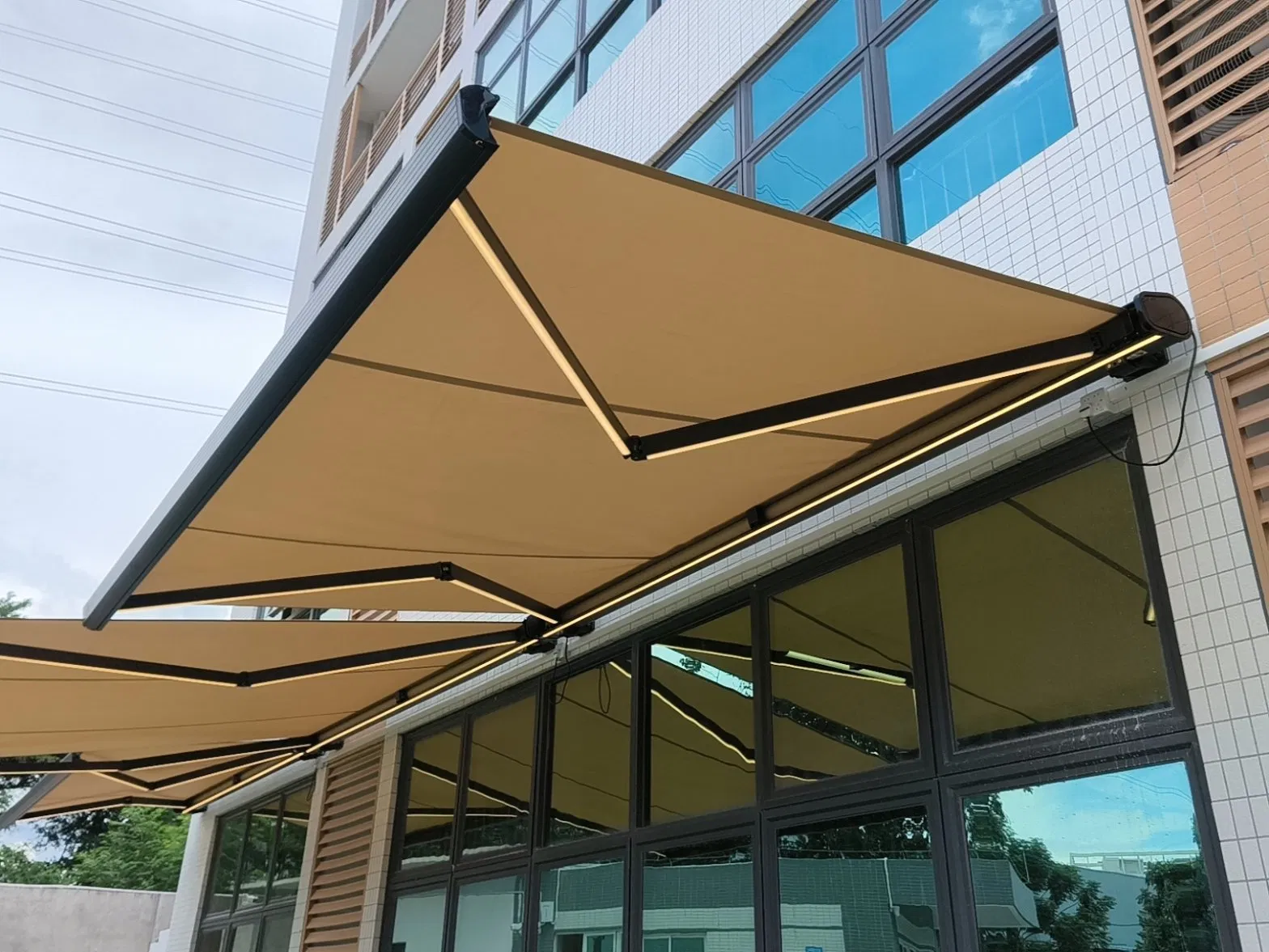 Custom Size Motorized Retractable Sunshade Outdoor Aluminum Alloy Frame Coffee Shop Garden Patio Awnings