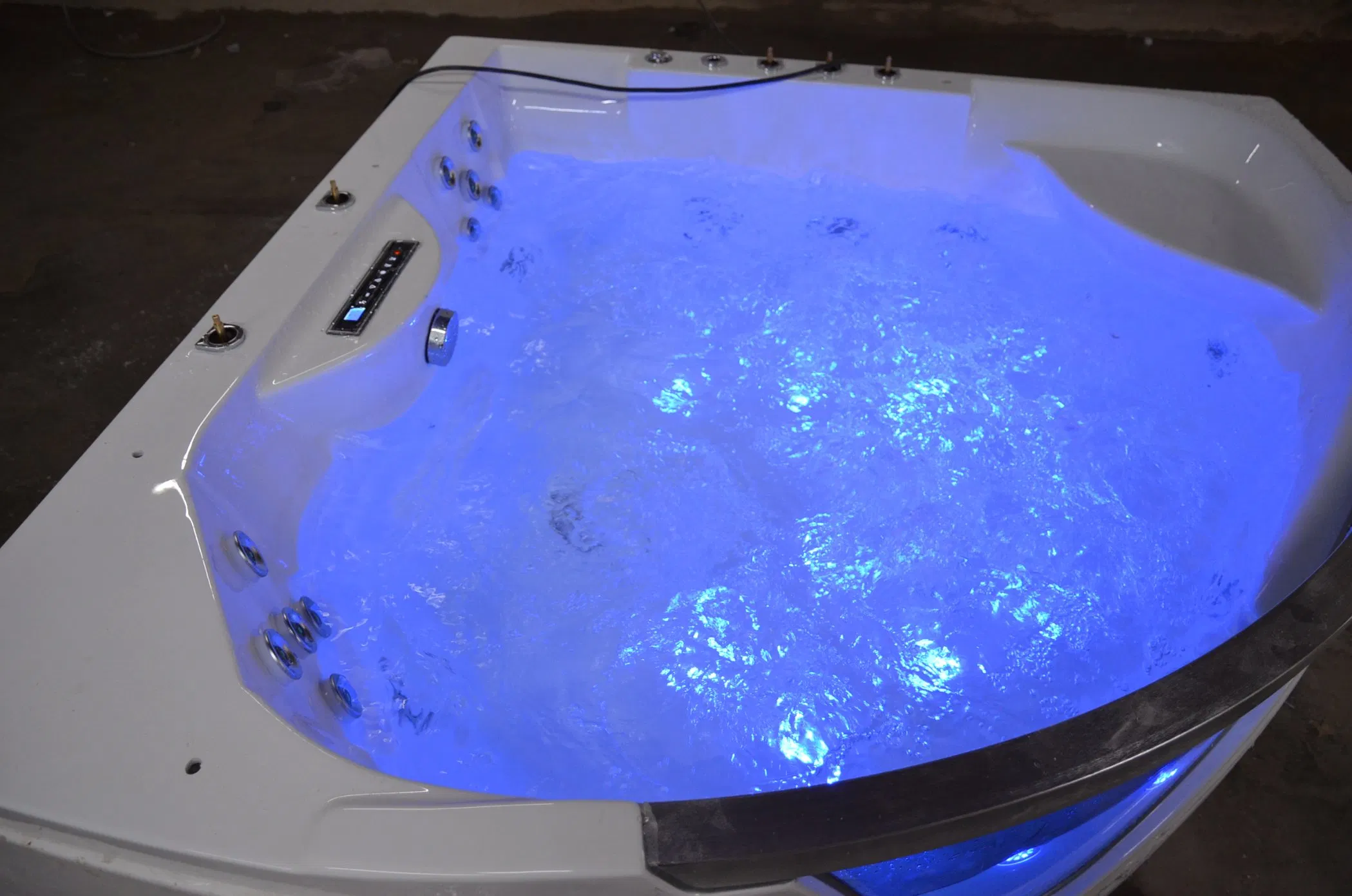 Угловая акриловая ванна Southsea 150x150 см с гидромассажем