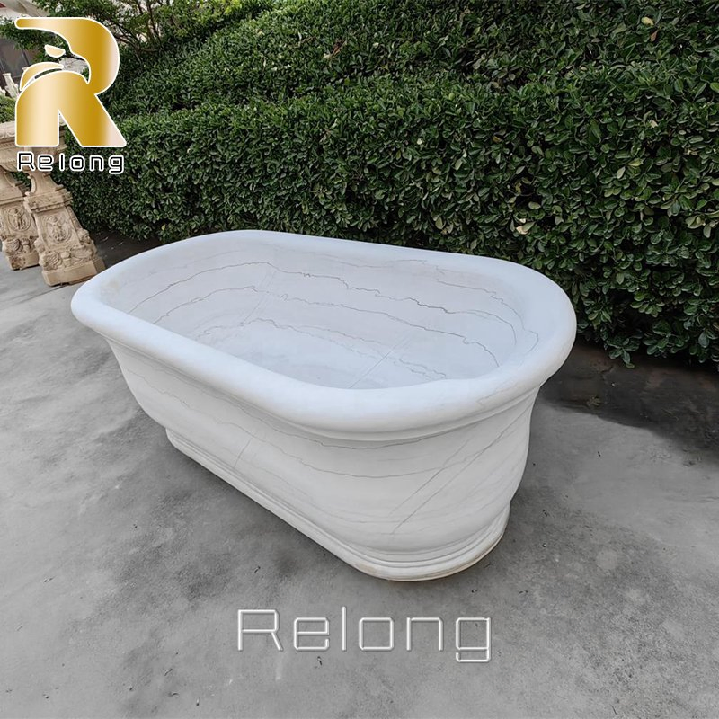 Белая овальная отдельностоящая мраморная ванна