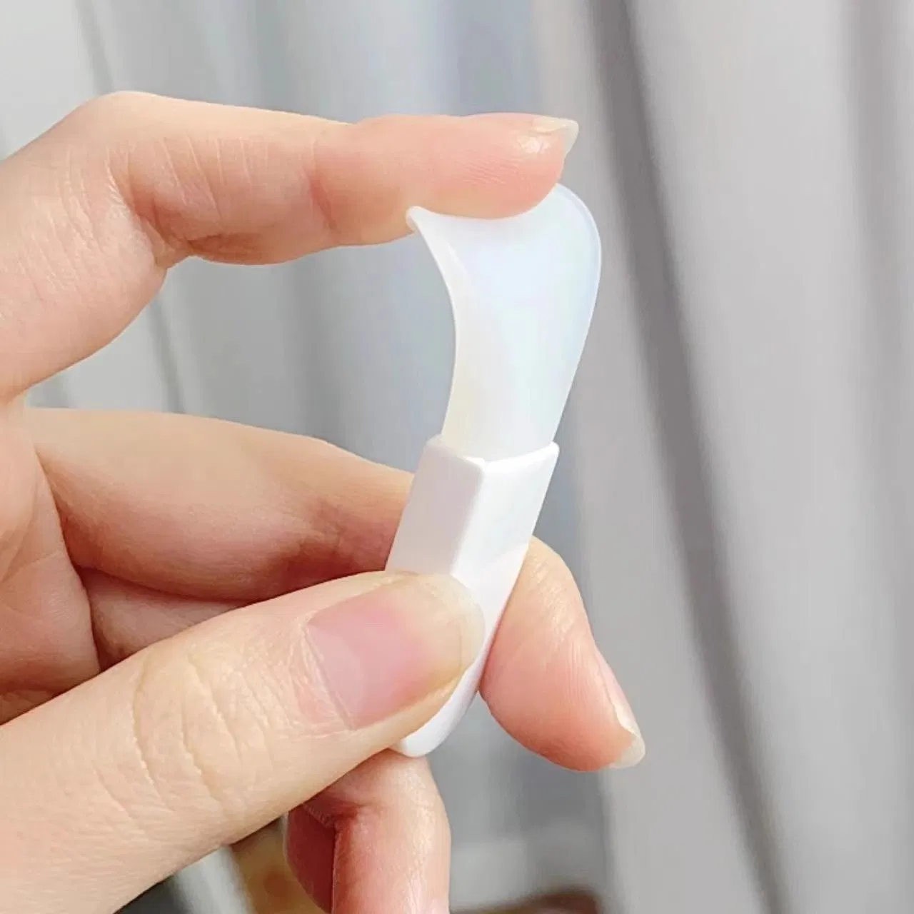 Mini Silicone Mask Brush Soft Clay Mask Applicator, Facial Skincare Brush for Cream & Foundation Easy to Clean