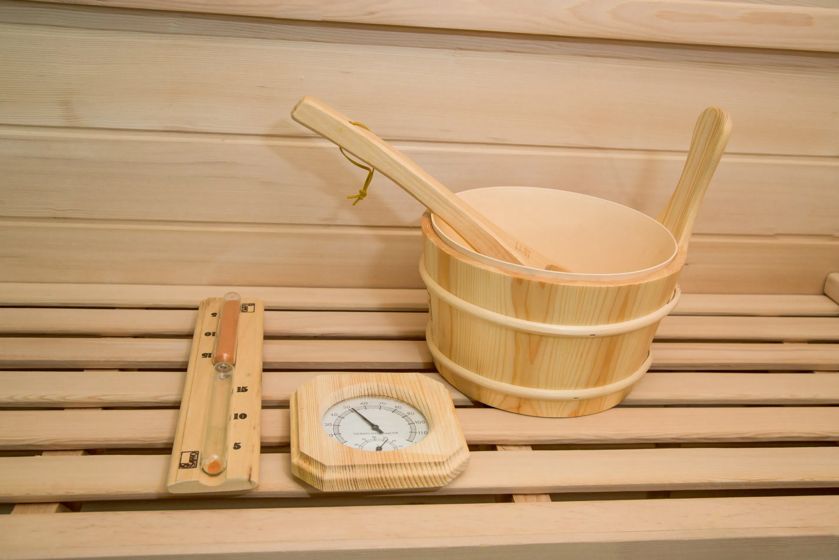 Финская сауна для дома с двухъярусной скамьей