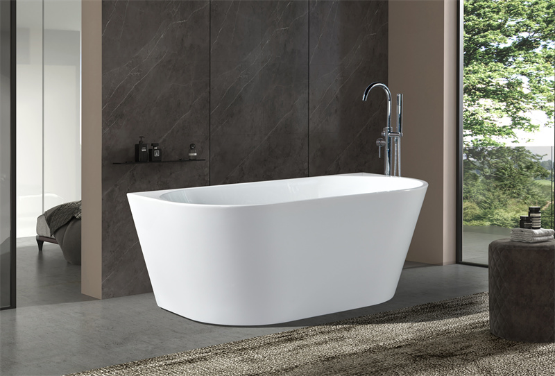 Стильная отдельностоящая акриловая ванна с широким бортом