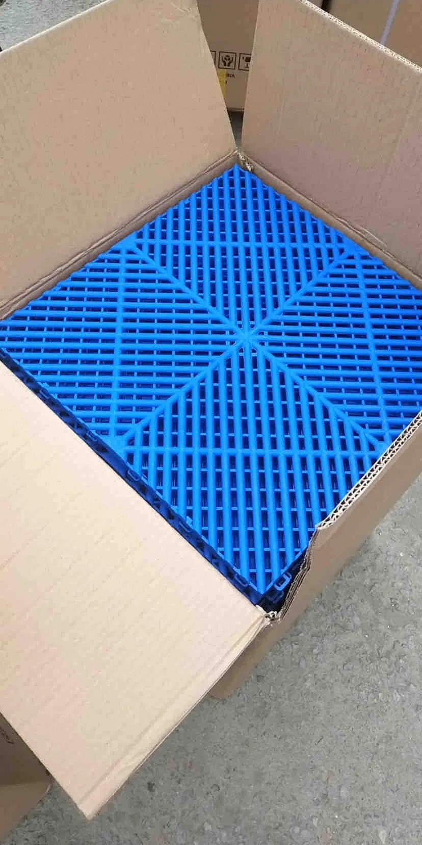 Влагостойкая ПВХ плитка для гаража 500x500 мм