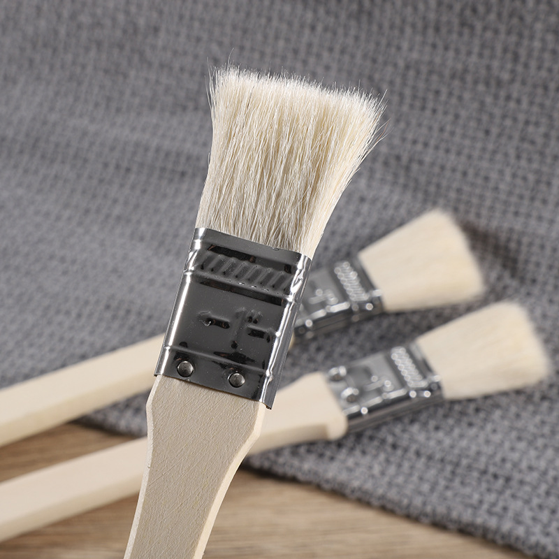 Кисть для покраски с деревянной ручкой и белой щетиной