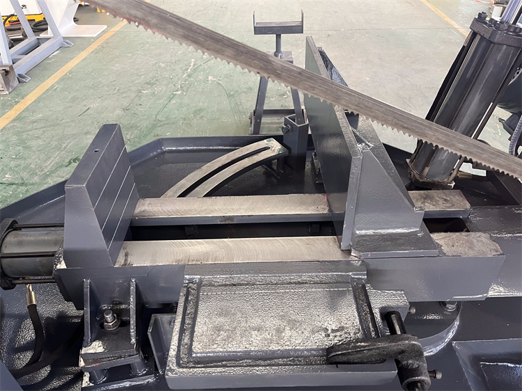 Ленточная пила по металлу профессиональная