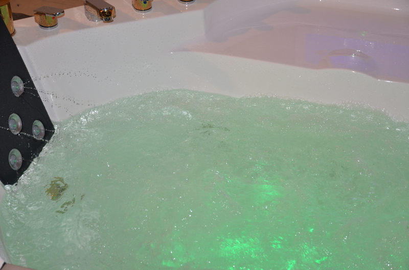 Угловая гидромассажная ванна с ТВ в европейском стиле