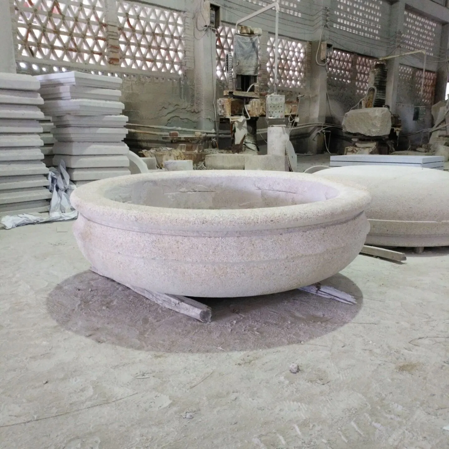 Wholesale Price Outdoor Natural Stone Garden Decoration Carved Stone Granite Flower Pot