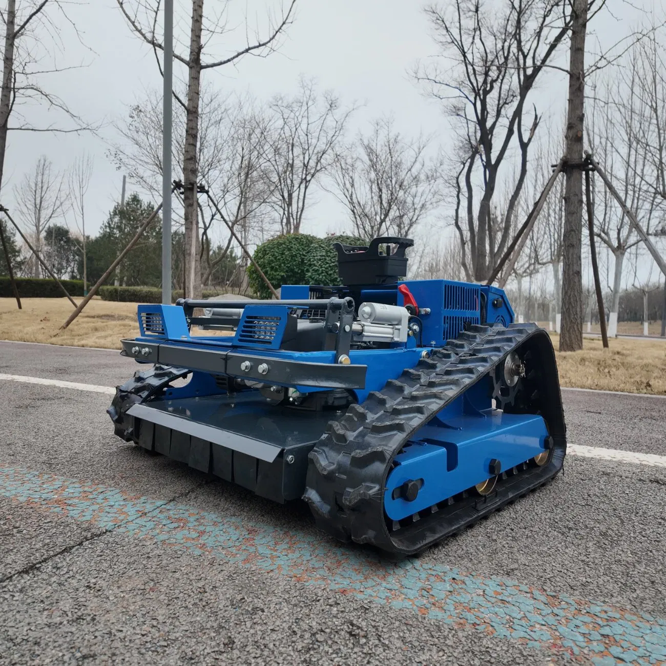 Самоходная газонокосилка-робот на гусеницах с пультом ДУ