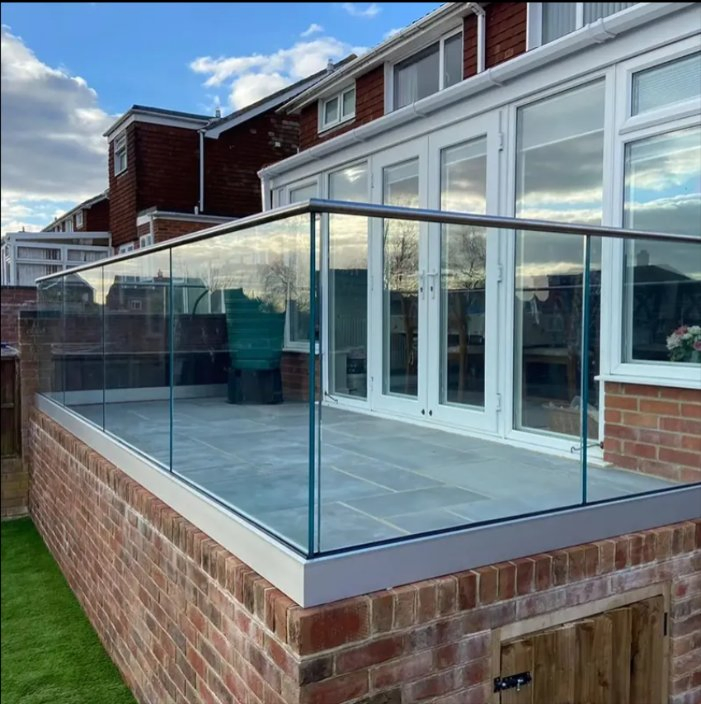 USA Standard Frameless Grey Glass Outdoor Railing Aluminium Base for Balcony or Terrace
