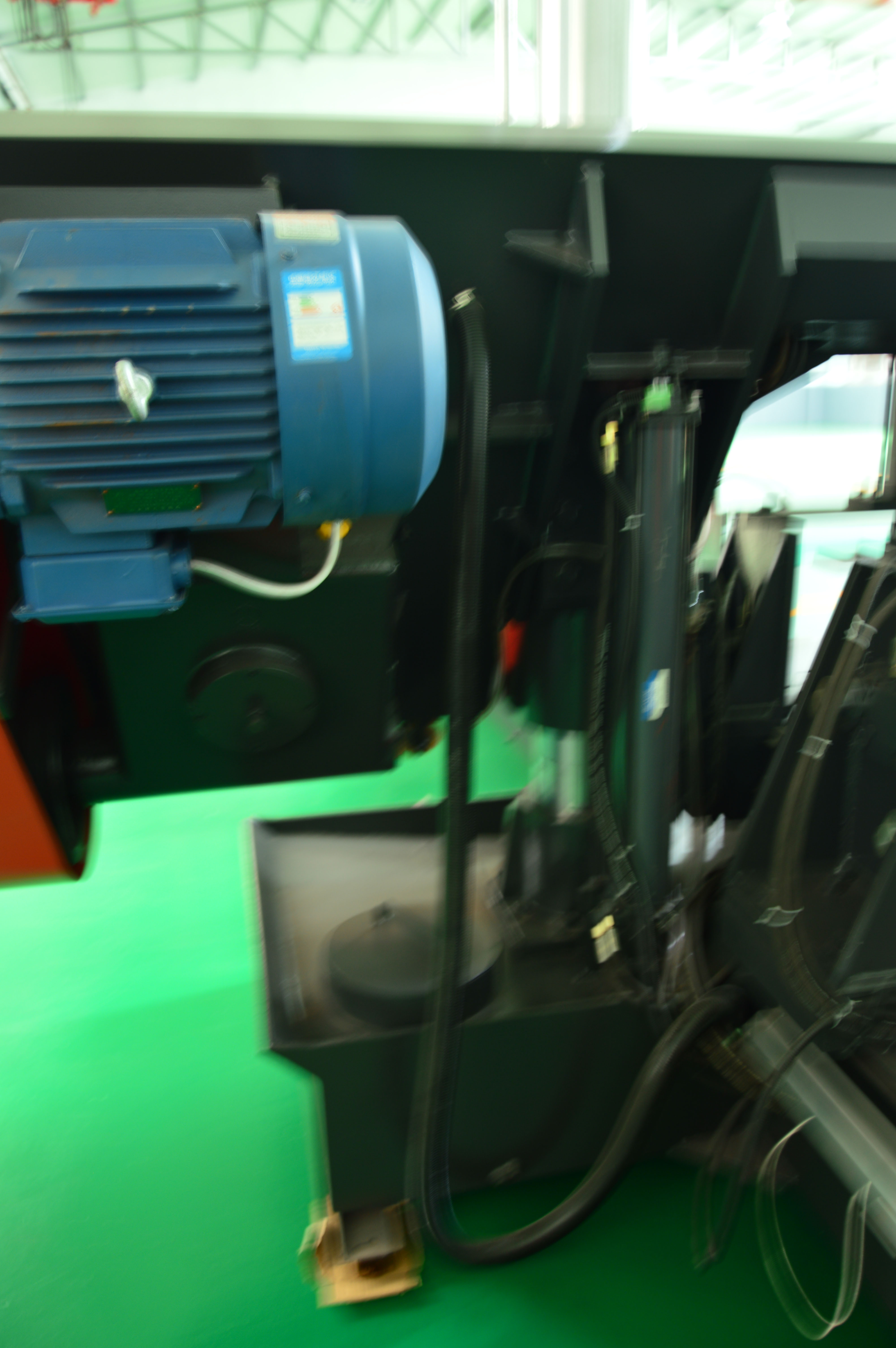 Ленточная пила по металлу полуавтоматическая электрическая