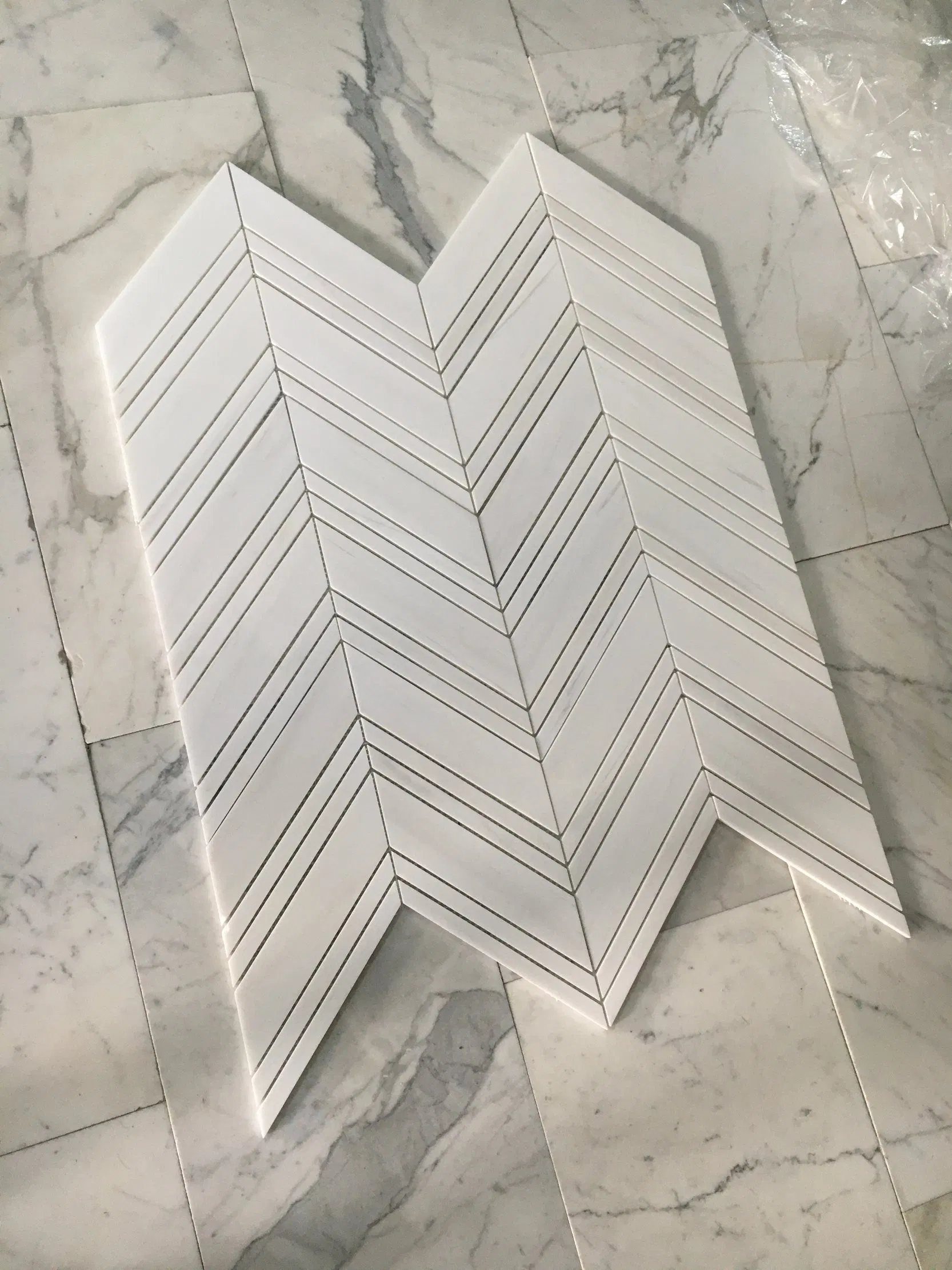 Мозаичная плитка 'ёлочка' из мрамора для стен и пола