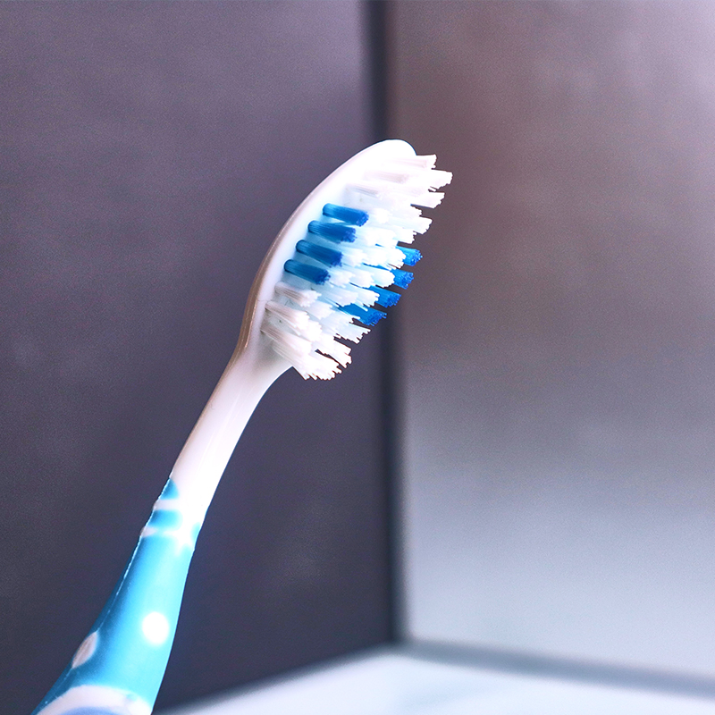 High Quality Teeth Care Wavy Nylon Bristles Anti-Slip Handle Toothbrush