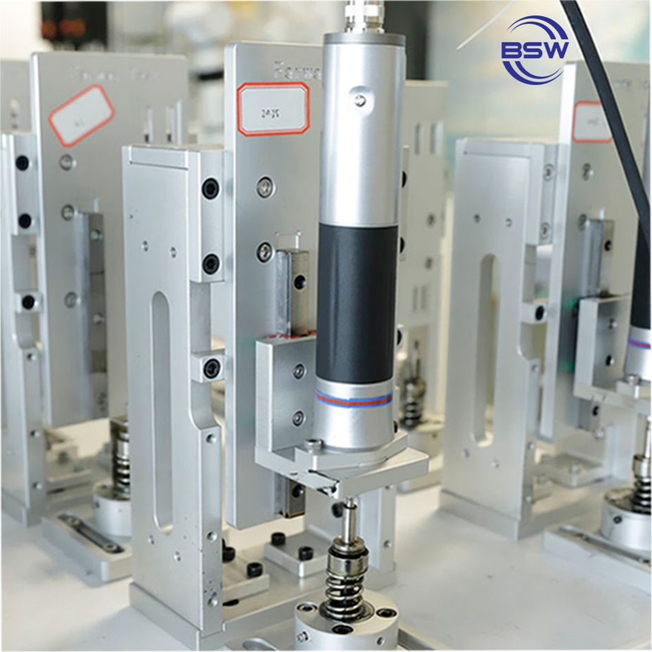 Высокоточный электрический шуруповерт для авиационных компонентов