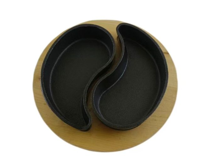 Чугунная сковорода Тайцзи с деревянным подносом