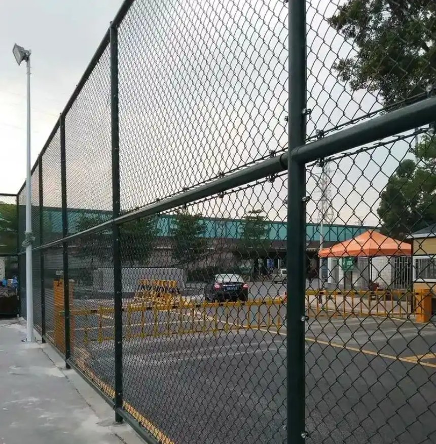 Football Field Site Link Fence Galvanized Diamond Chain Mesh with PVC Coating and Fence Posts for Tennis Court Fences