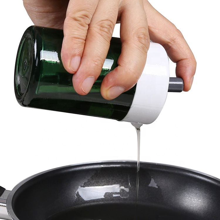 Hot Sale Creative Easy Touch Pump 150ml 2in1 Plastic Kitchen Oil Dispenser Bottle with Silicone Brush