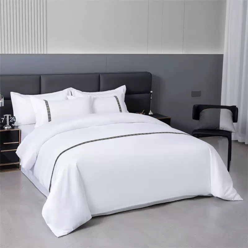 2025 New Hotel Guesthouse Four-Piece Polyester Duvet Quilt Comforter Cover Set 100g Plain Thick Hotel Bed Linen ODM/OEM Embroidery Bedding Set Bed Sheets