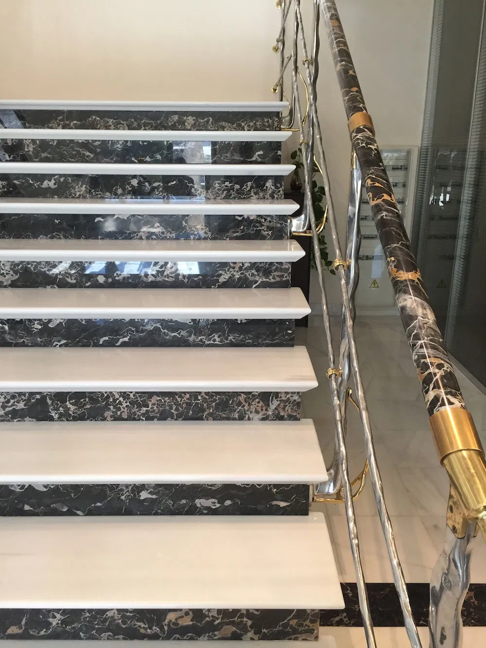 China Marble Stair Tile Modern Exterior Indoor Straight Spiral Yellow Marble Staircase Tiles Design Stairs Marble