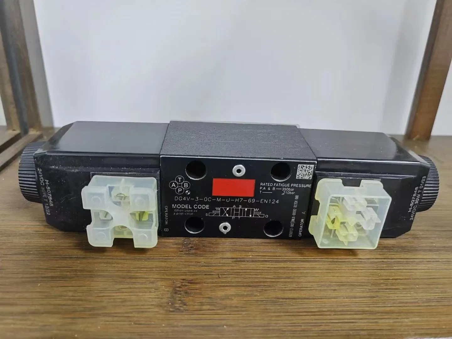 Dg4V Series Dg4V-5s-2cj-M-U-H5-20 Dg4V-3-OA-M-U-H7-69-En124 Hydraulic Directional Solenoid Valve