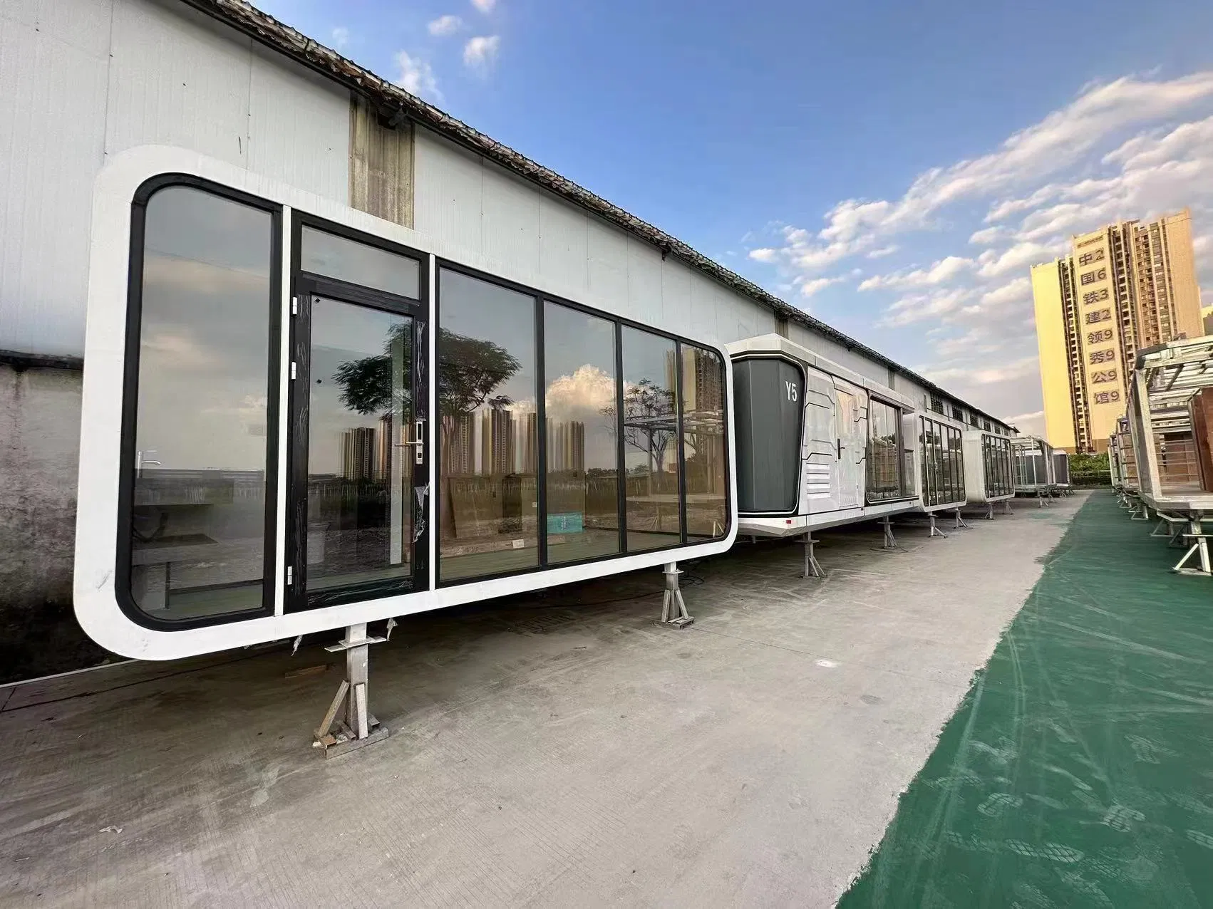 2025 Outdoor Prefab House Living and Working Apple Cabin Design Office Pod