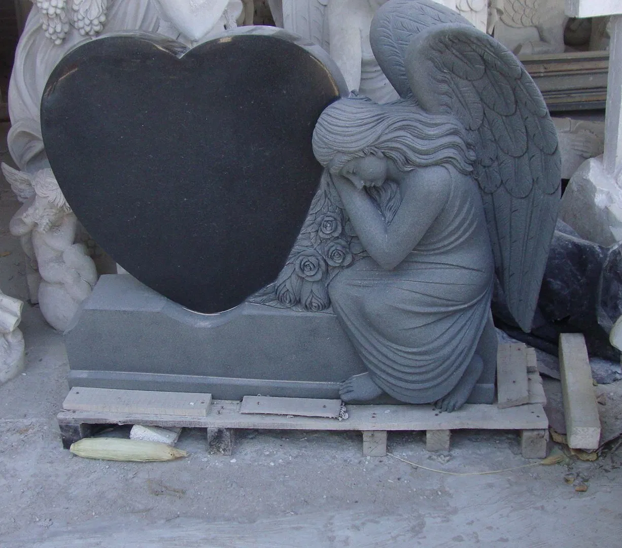 Factory Price Polished Marble Tombstone White and Black Weeping Angel Heart Shaped Tombstone (SYMT-007)