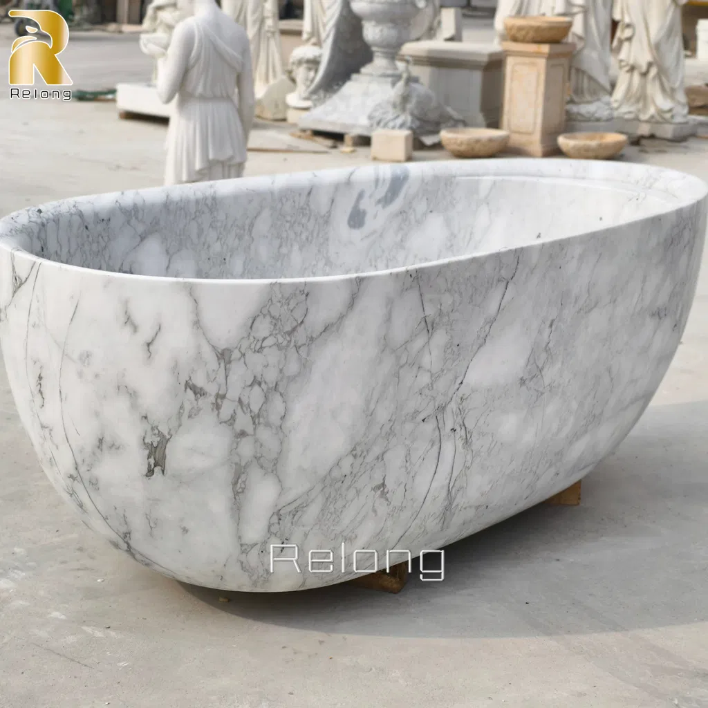 Отдельностоящая мраморная ванна овальной формы