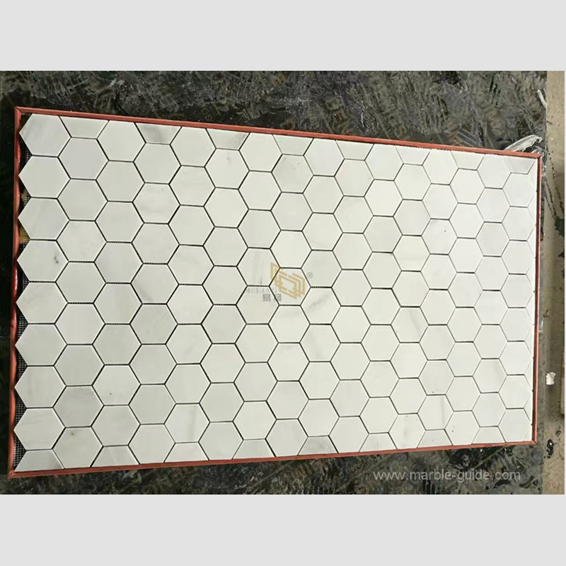 Мозаика из белого мрамора в форме шестигранника