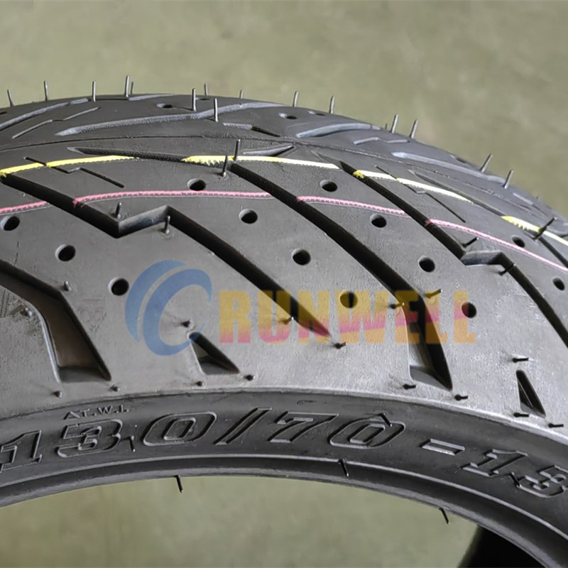 Шины для мотоциклов и скутеров RUNWELL, бескамерные