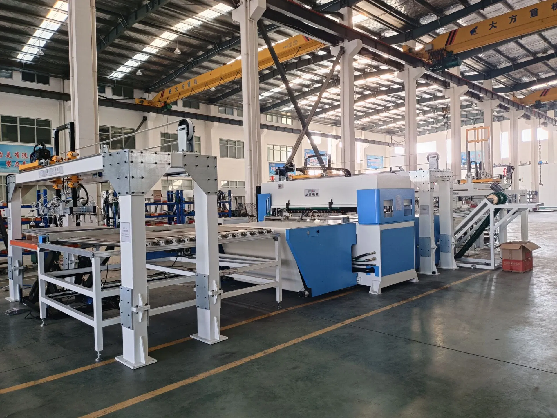 High Efficiency Automatic Lvt Floor Planks Punching Machine