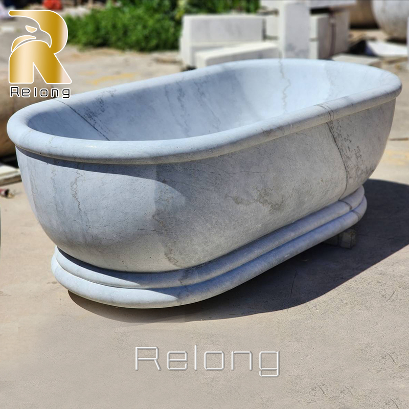 Белая овальная отдельностоящая мраморная ванна