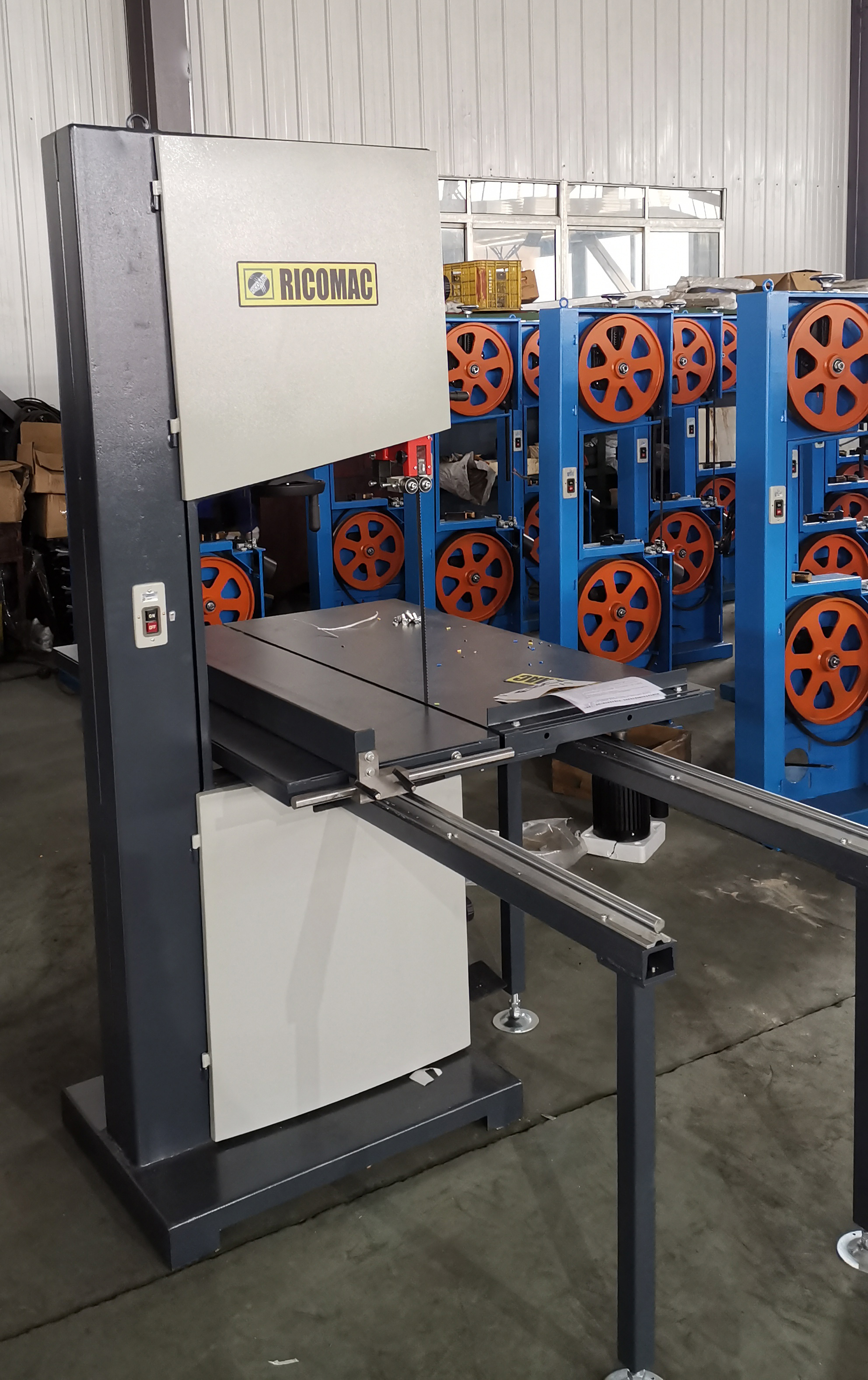 Станок пильный с выдвижным столом