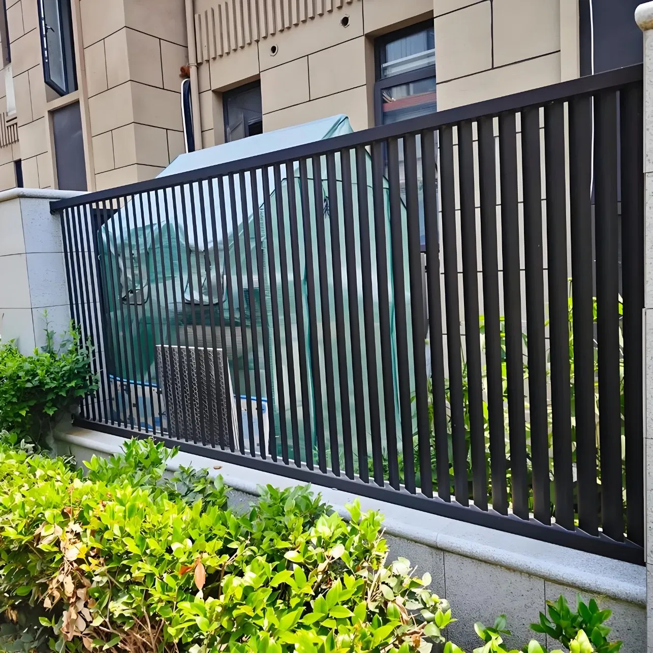 Modern Minimalist Design Slim Profile Aluminum Railing with Stainless Steel Fittings and Attached Aluminum Guardrail