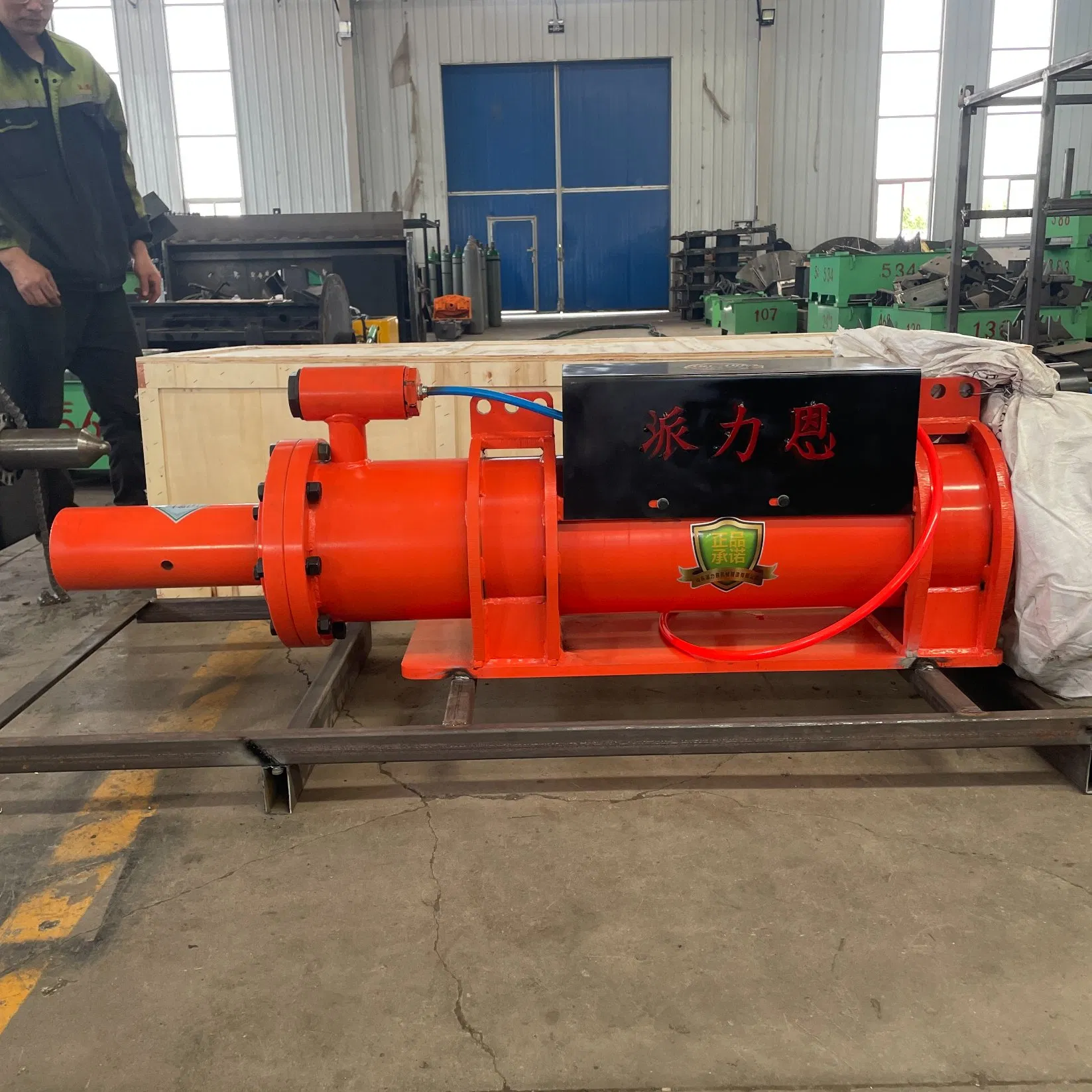 Промышленный пневматический молот для ковки металла