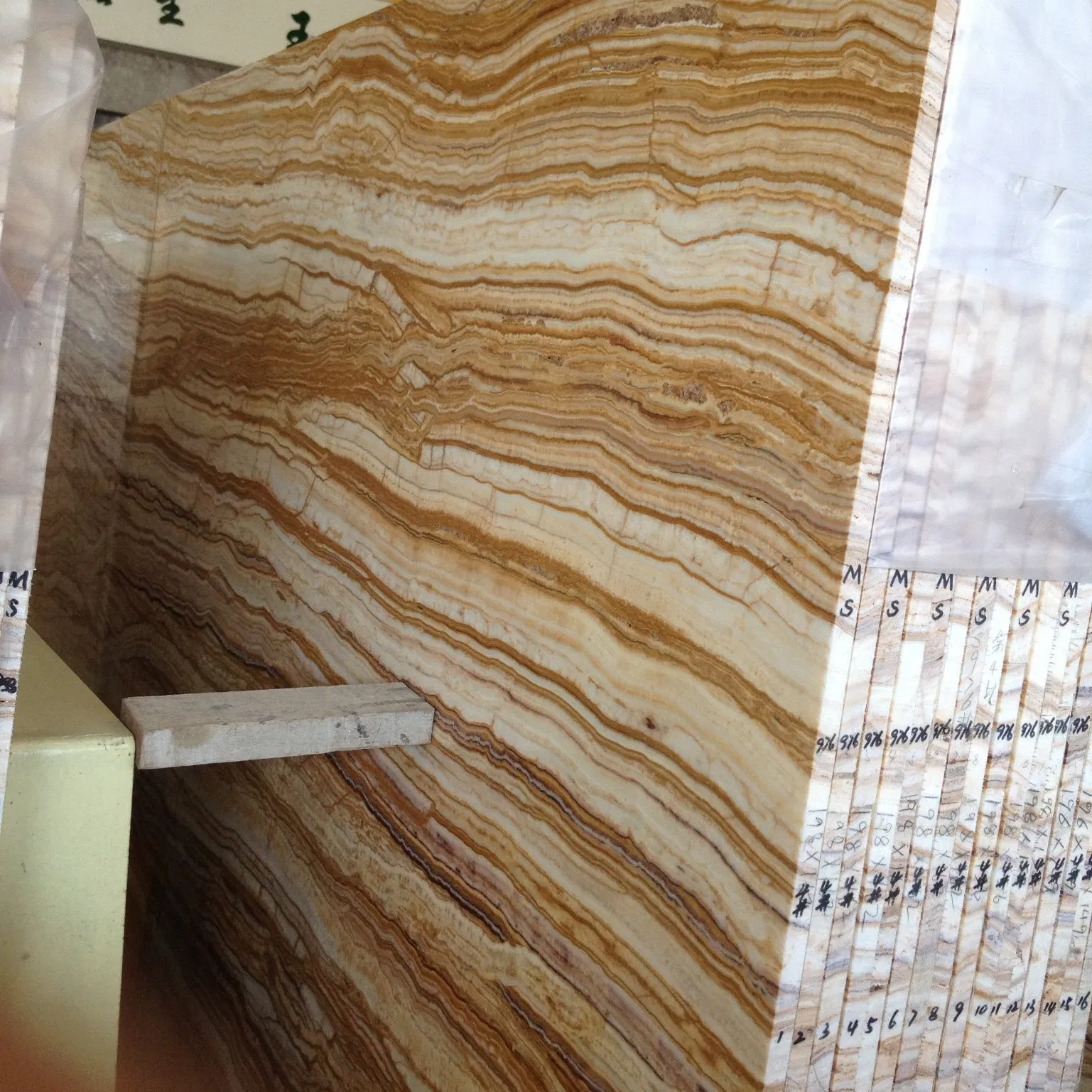 Natural Building Materials Golden Macuba Spiral Granite/Quartzite/Stone Staircase/Stairs Designs Treads