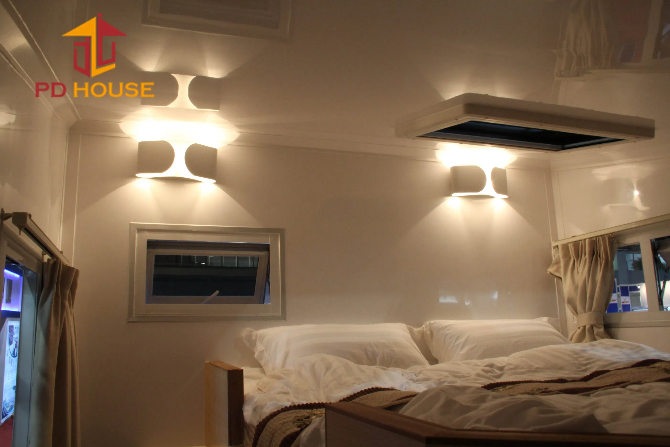 Outdoor Modern Mobile Truck Caravan Prefab Modular Living Container Tiny House Customized Portable Trailer Home Camping Cabin Motohome Hotel