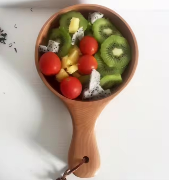 Деревянная салатница с ручкой из бамбука