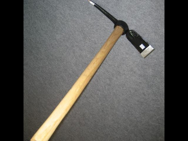 One-Piece Forged Agricultural Shovel: a Great Helper for Digging Ditches and Fertilizing in Field Planting.